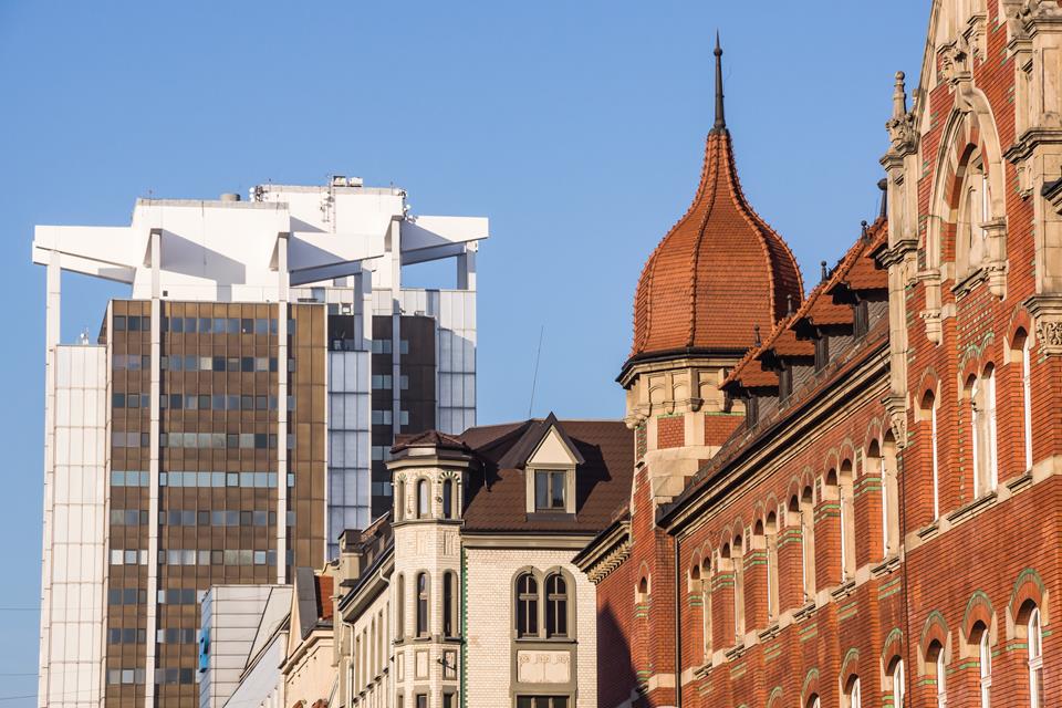 Perspektywa różnych architektonicznych stylów w śródmieściu w Katowicach.